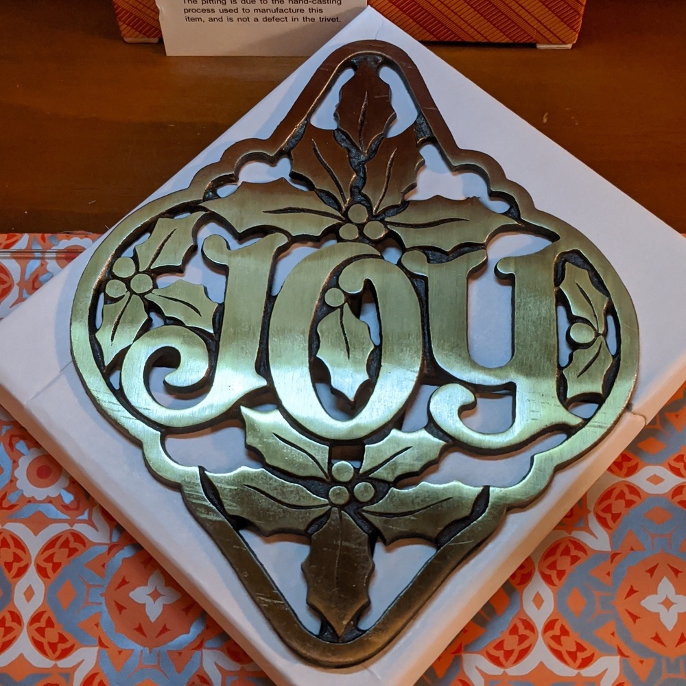Vtg Christmas Trivet HOLLY & JOY GIFT COLLECTION Avon Cast Iron New In Box